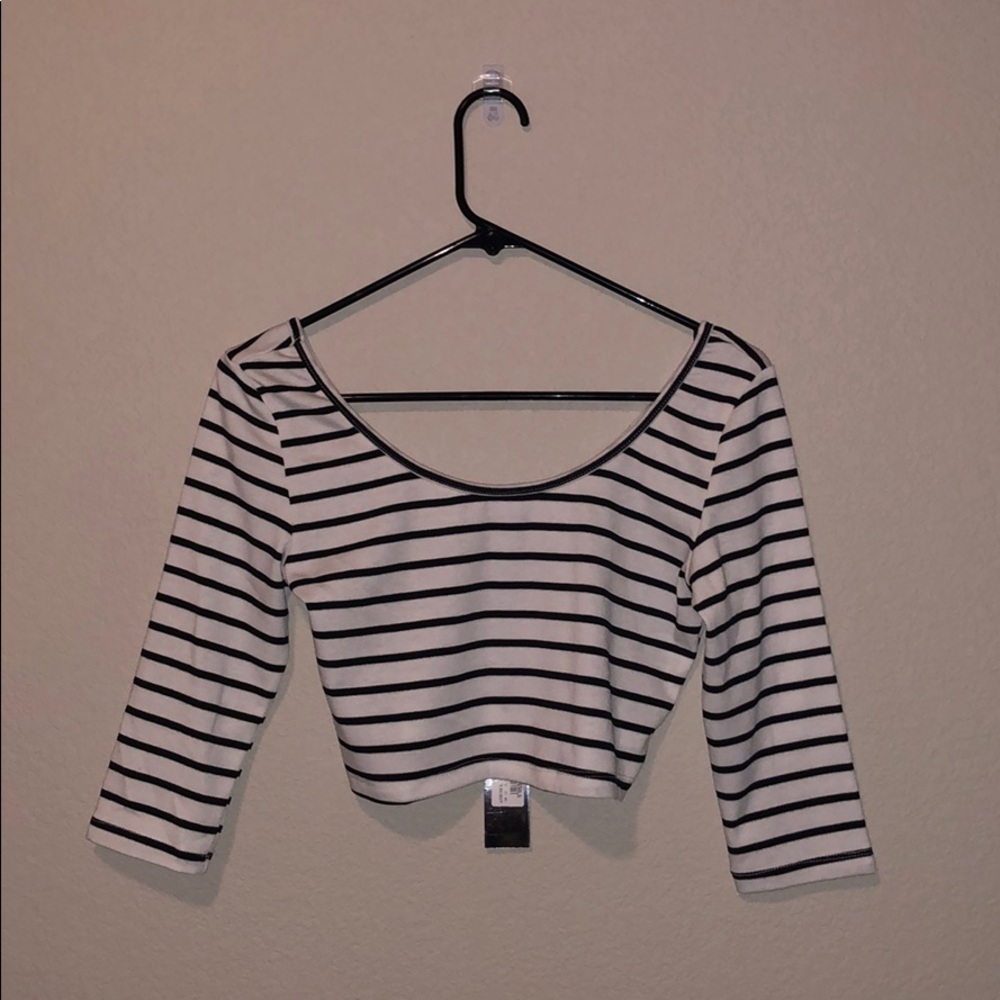 Deep circle cut crop top short sleeve